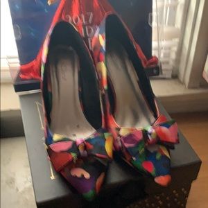 Floral red pumps with bow; Torta caliente